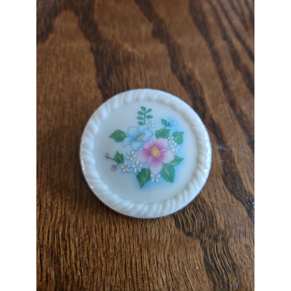 Vintage Avon Spring Bouquet Round Ceramic Brooch / Pin 1984 Floral